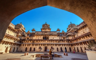 The courtyard and main structure of the Jahangir Mahal in Orchha Fort